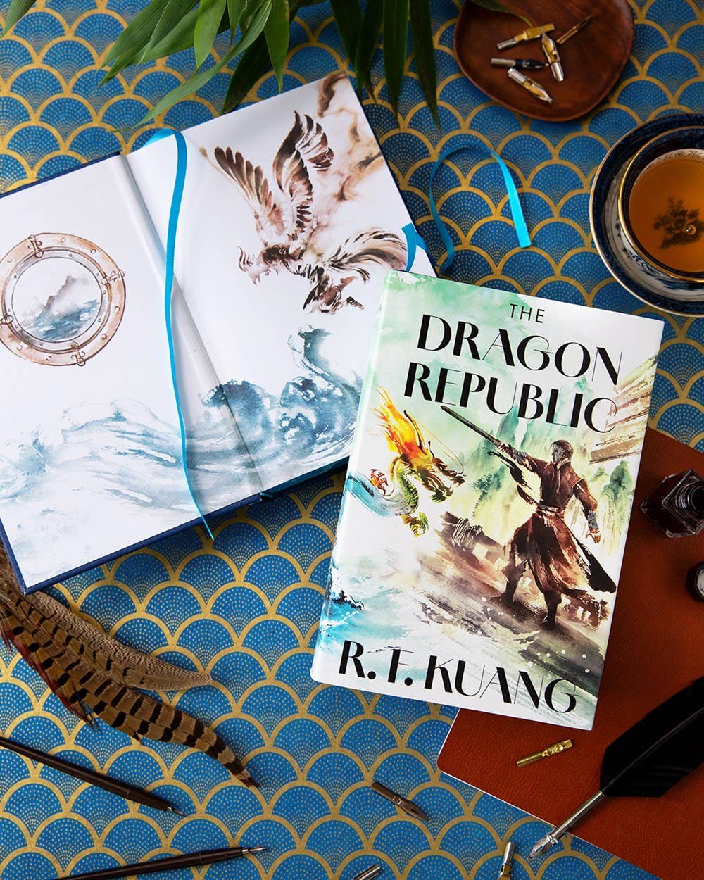 The Dragon Republic Deluxe Collector's Edition (The Poppy War, 2)